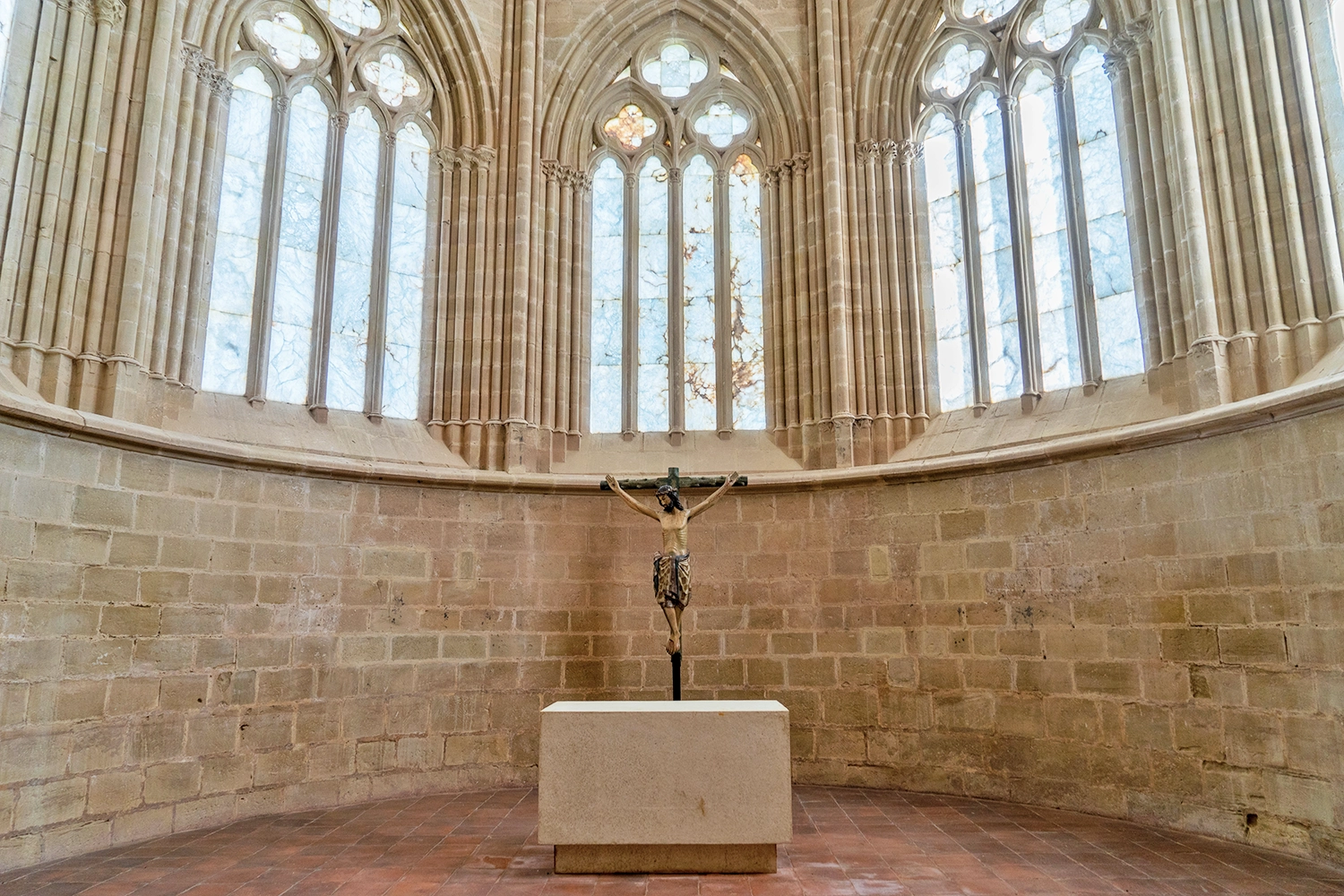 Cristo románico y vidrieras del ábside