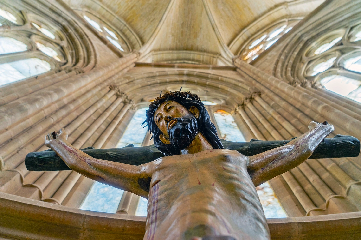 Cristo románico a los pies del ábside