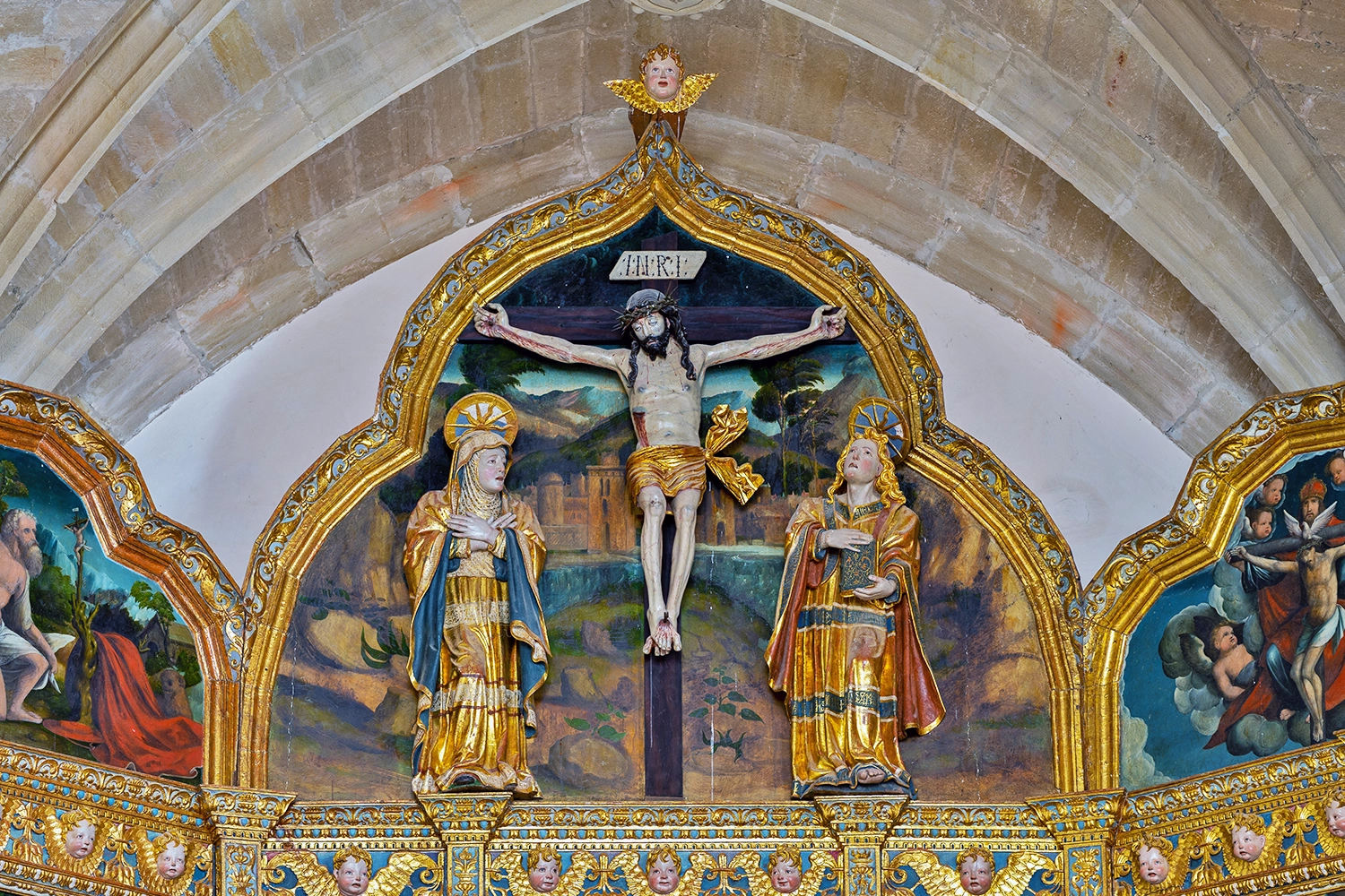 Escena del Calvario en el ático del Retablo Mayor