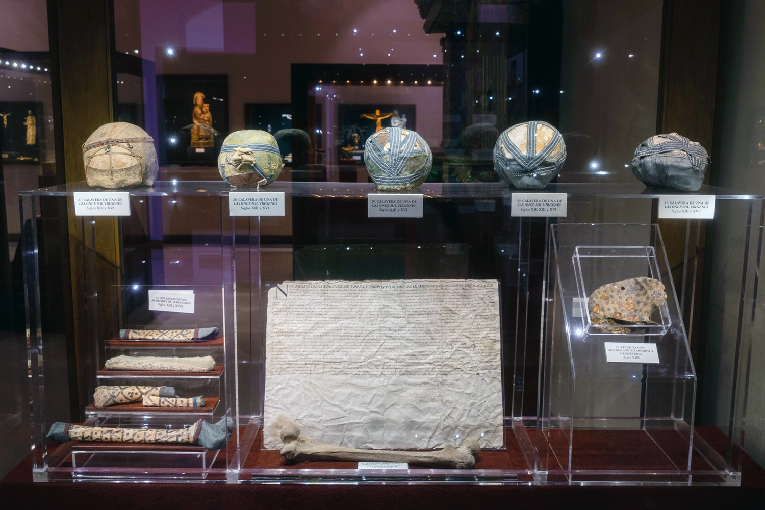 Cráneos de las Vírgenes y reliquia con su auténtica