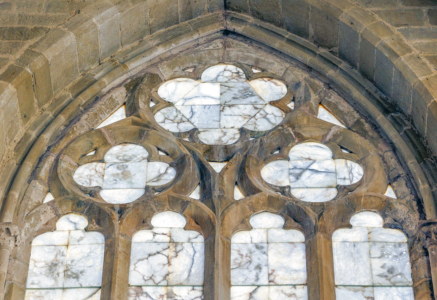 Cerramiento del vano en alabastro