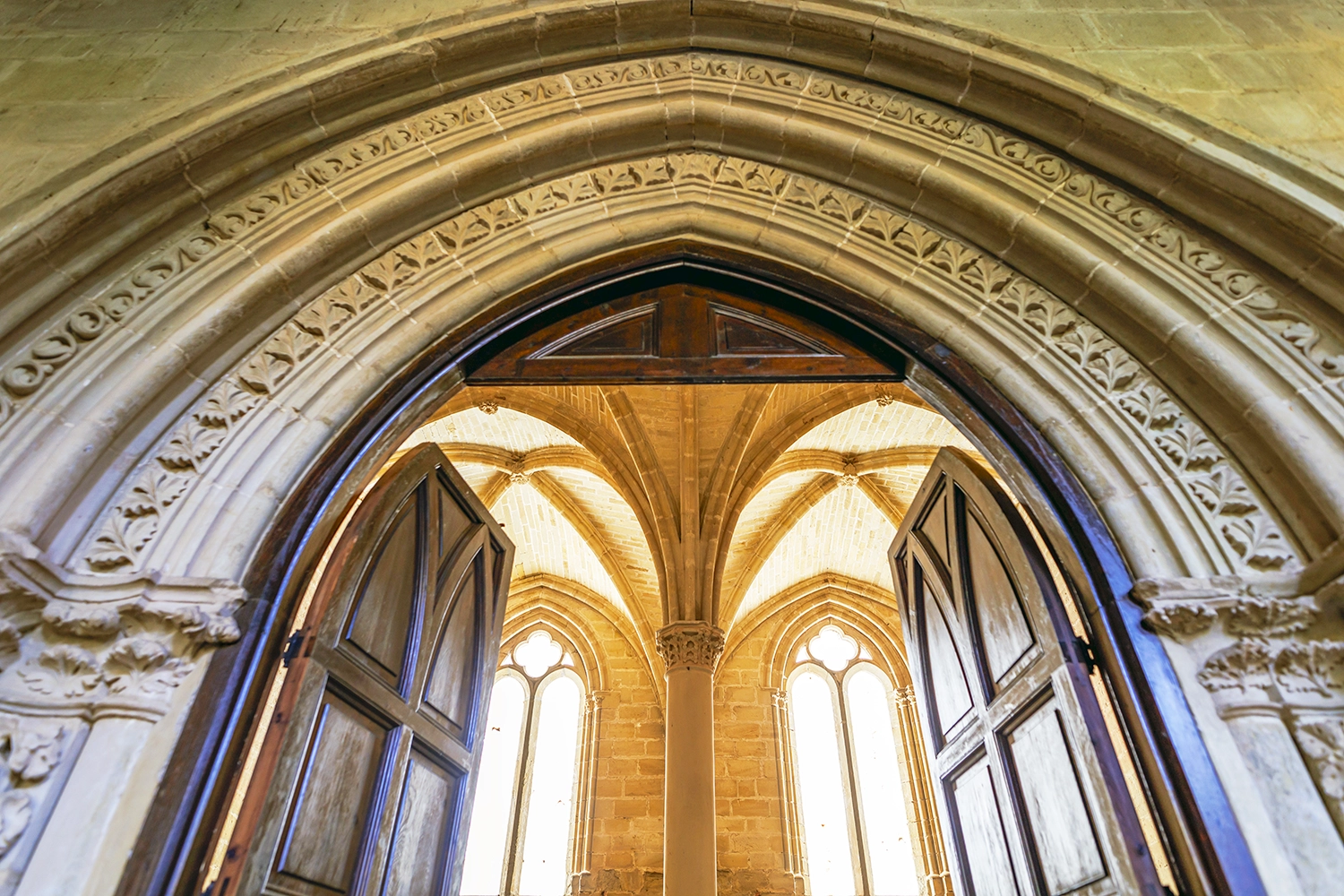 Portada de la Sala Capitular en el claustro